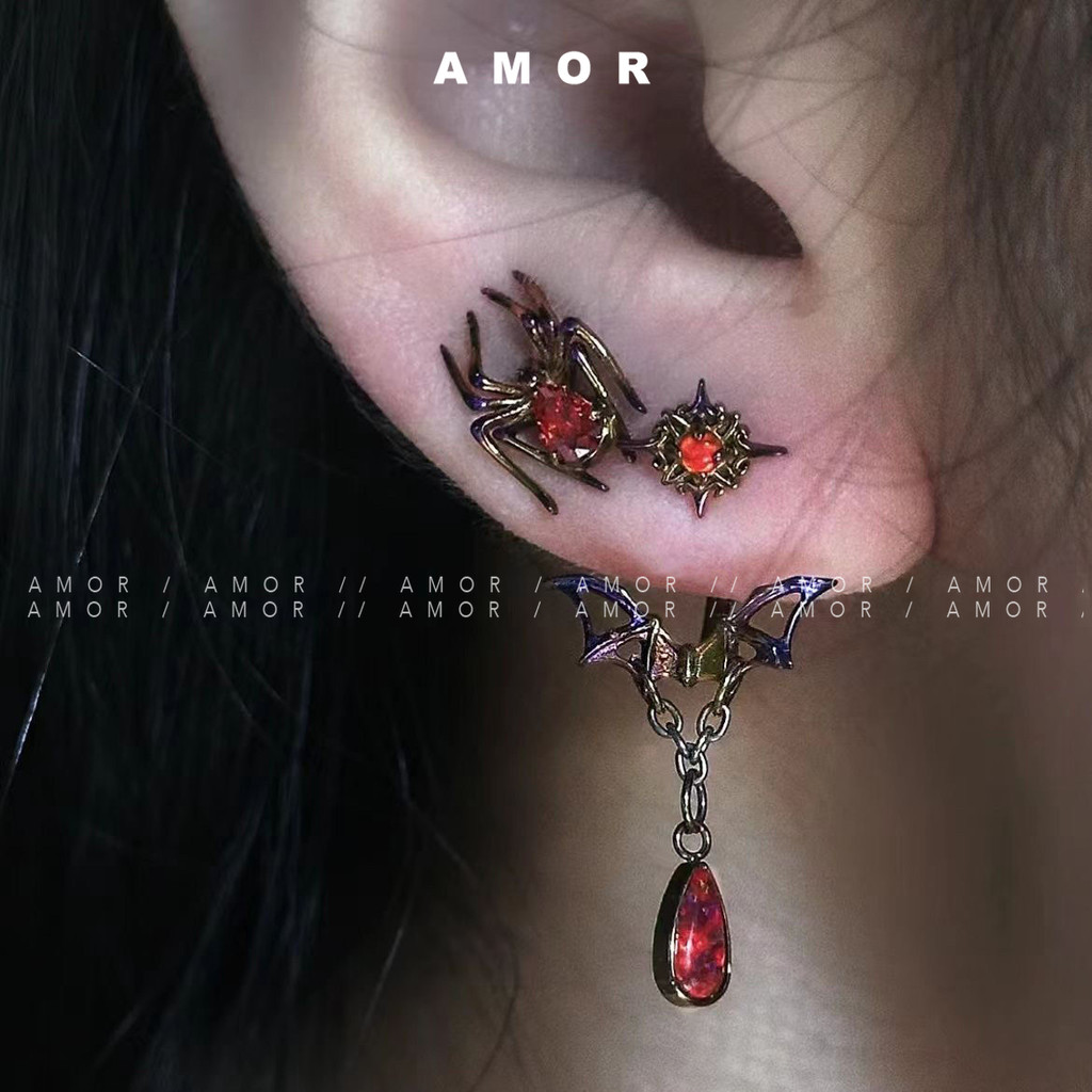 เล็บกระดูกหูแมงมุม, เล็บโคชลีร์เว็บแมงมุม, เล็บหูค้างคาวหัวใจสีแดง