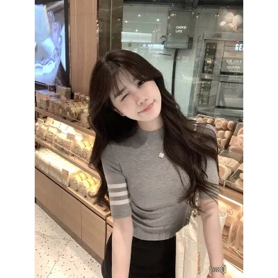 เสื้อยืดแขนสั้นสีเทา สำหรับฤดูร้อน รอบอกกระชับ มีวงคอมินิ - Kizzy