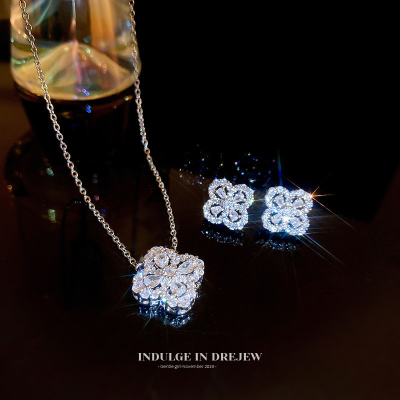 เพทายฉลุลายดอกไม้แบบเรียบง่ายต่างหูชุดสร้อยคอ ราคา ถูกที่สุด ดีลบีเคเค รูปภาพหลัก
