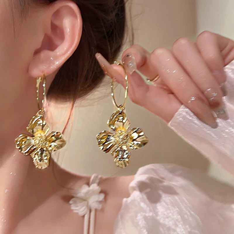 [มีในสต็อก] ต่างหูดอกไม้สีทองในยุโรปและอเมริกา