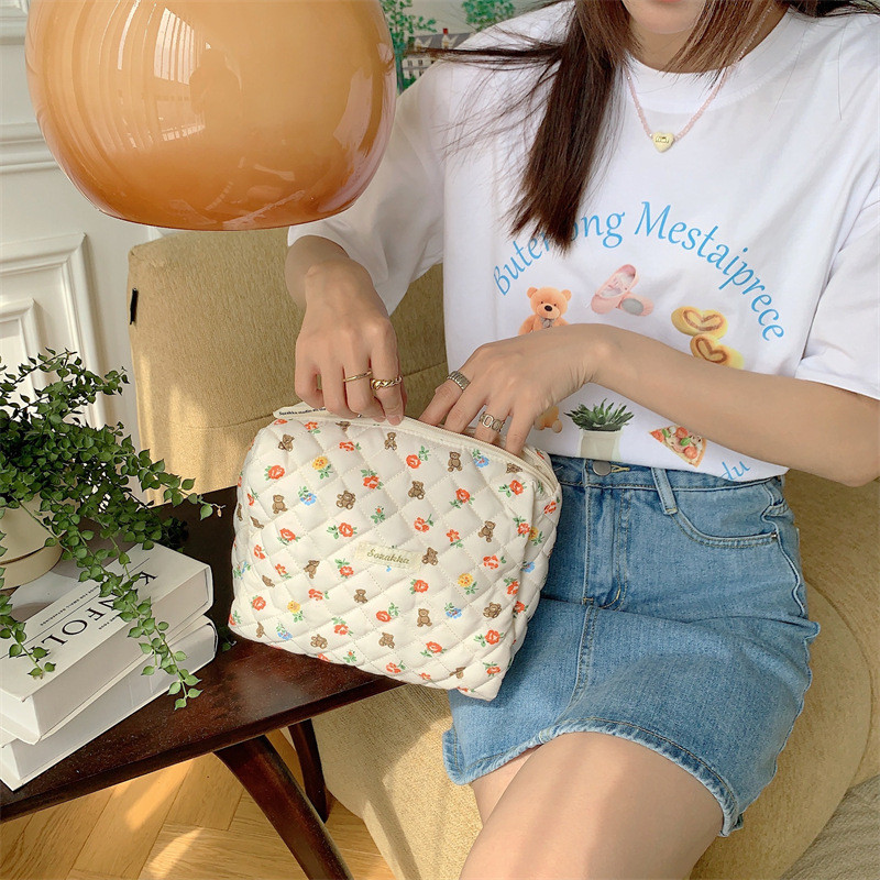 Bear Flower Quilted กระเป๋าเครื่องสำอางแบบพกพาความจุขนาดใหญ่ Liner Portable