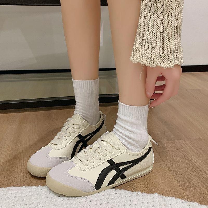 2025รูปแบบใหม่ รองเท้าผ้าใบผู้หญิง fashion หนังPU ส้นแบน รองเท้าผ้าใบลำลอง สวยมินิมอลใส่สบายมากๆคะ