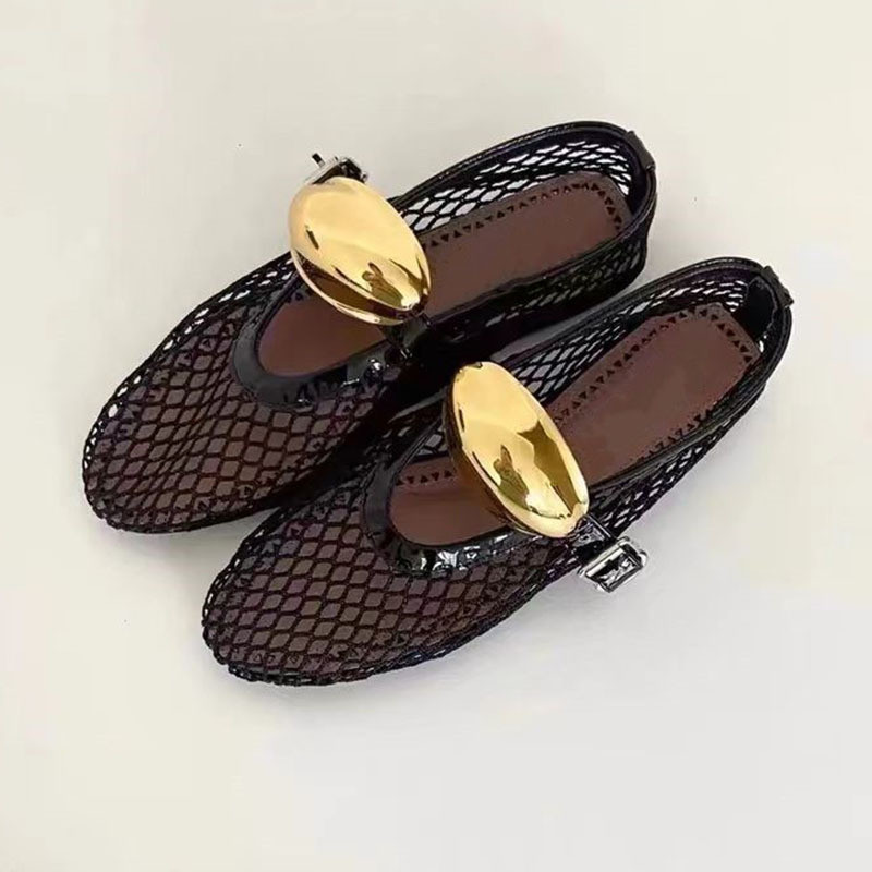 2024 Alaia ใหม่ตาข่าย Mary Jane Ballet Flats สําหรับผู้หญิง Hollow Out Design หัวเข็มขัดโลหะ Breatha