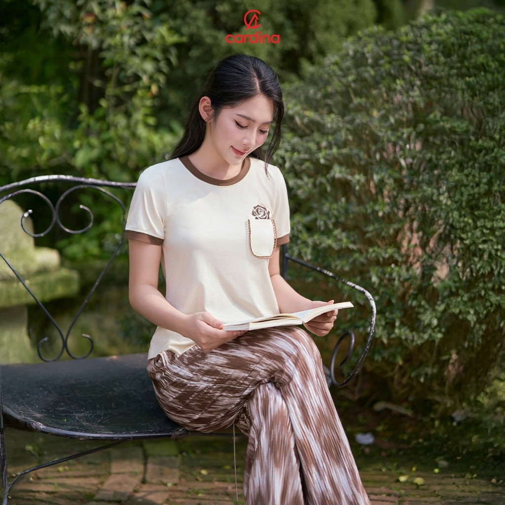 เสื้อยืดผู้หญิง CARDINA ผ้าคอตตอนคอกลมมีกระเป๋าอก 5ATC13