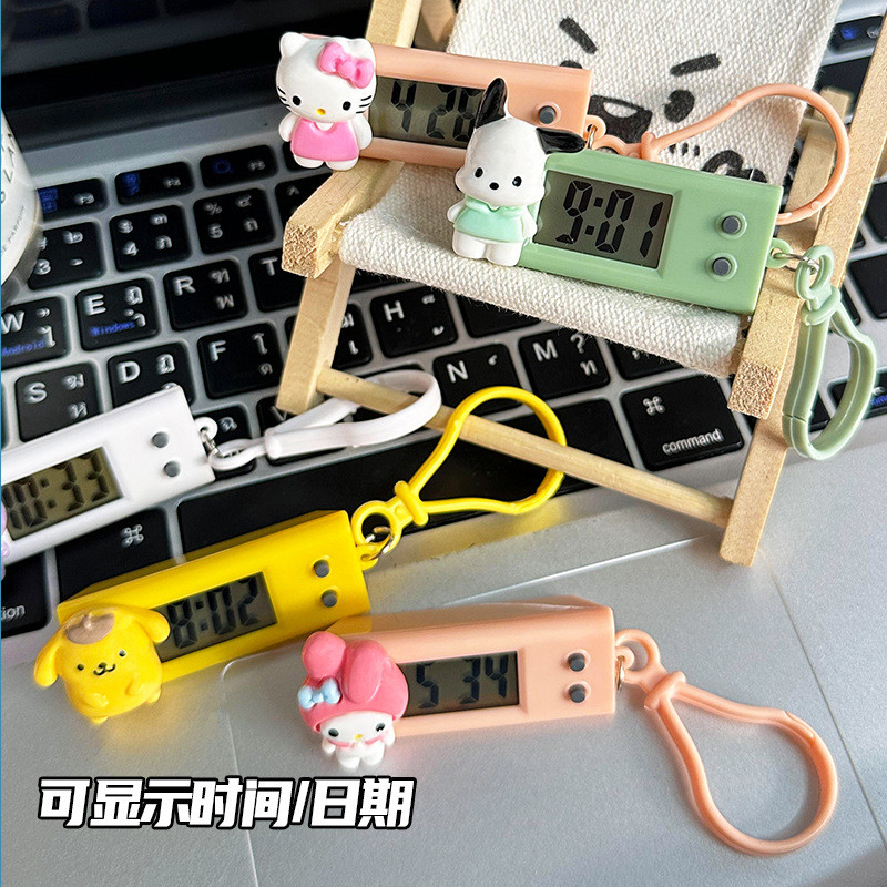 SANRIO ซานริโอ นาฬิกาอิเล็กทรอนิกส์ จี้กุญแจ มินิแบบพกพาดิจิตอลอิเล็กทรอนิกส์สอบนาฬิกานักเรียนสก์ท็อปแขวนนาฬิกาเครื่องเขียน