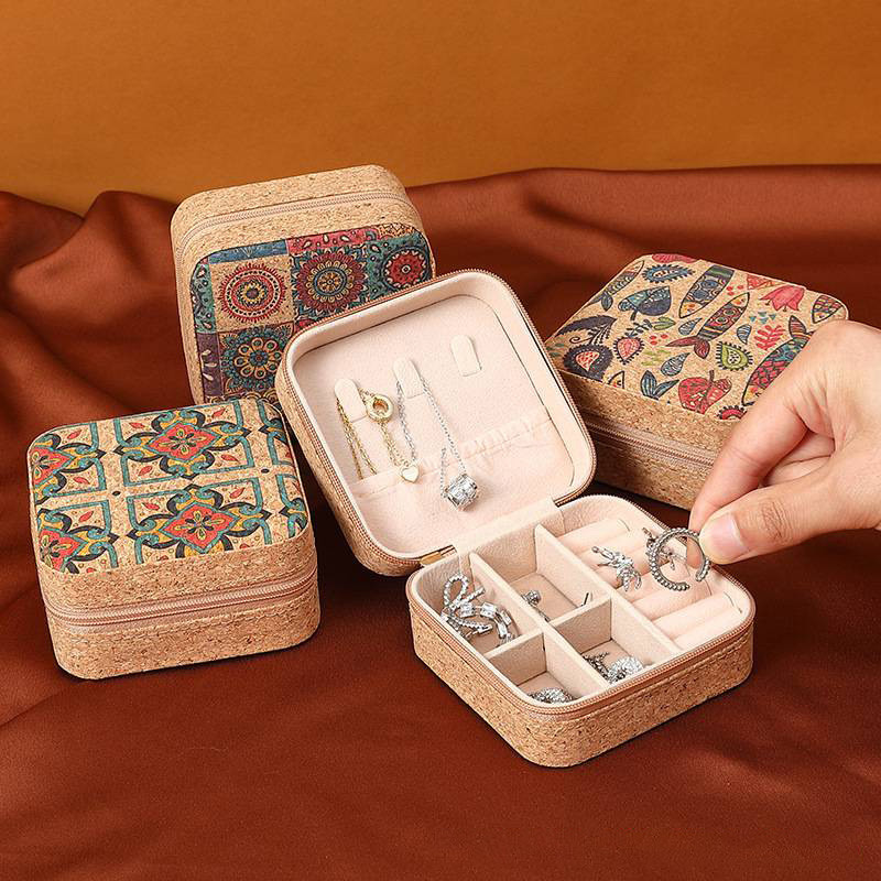 กล่องเครื่องประดับ หนัง PU ผ้ากำมะหยี่ ขนาดเล็ก สำหรับใส่ต่างหู สร้อยคอ แบบพกพา กล่องใส่เครื่องประดับ จัดส่งที่รวดเร็ว 4