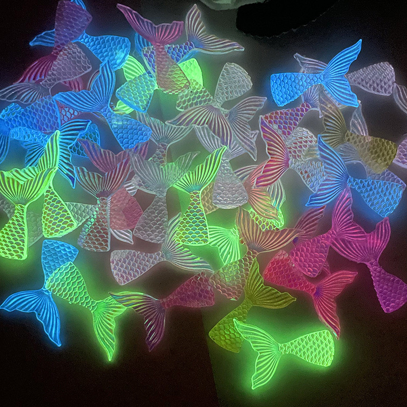 10 ชิ้น/แพ็คที่มีสีสันส่องสว่างและพราวปลาหางเรซิ่น แฟลตแบ็ค ทําเอง Cabochons สําหรับโทรศัพท์กรณีแพทช์กล่องเก็บวัสดุ