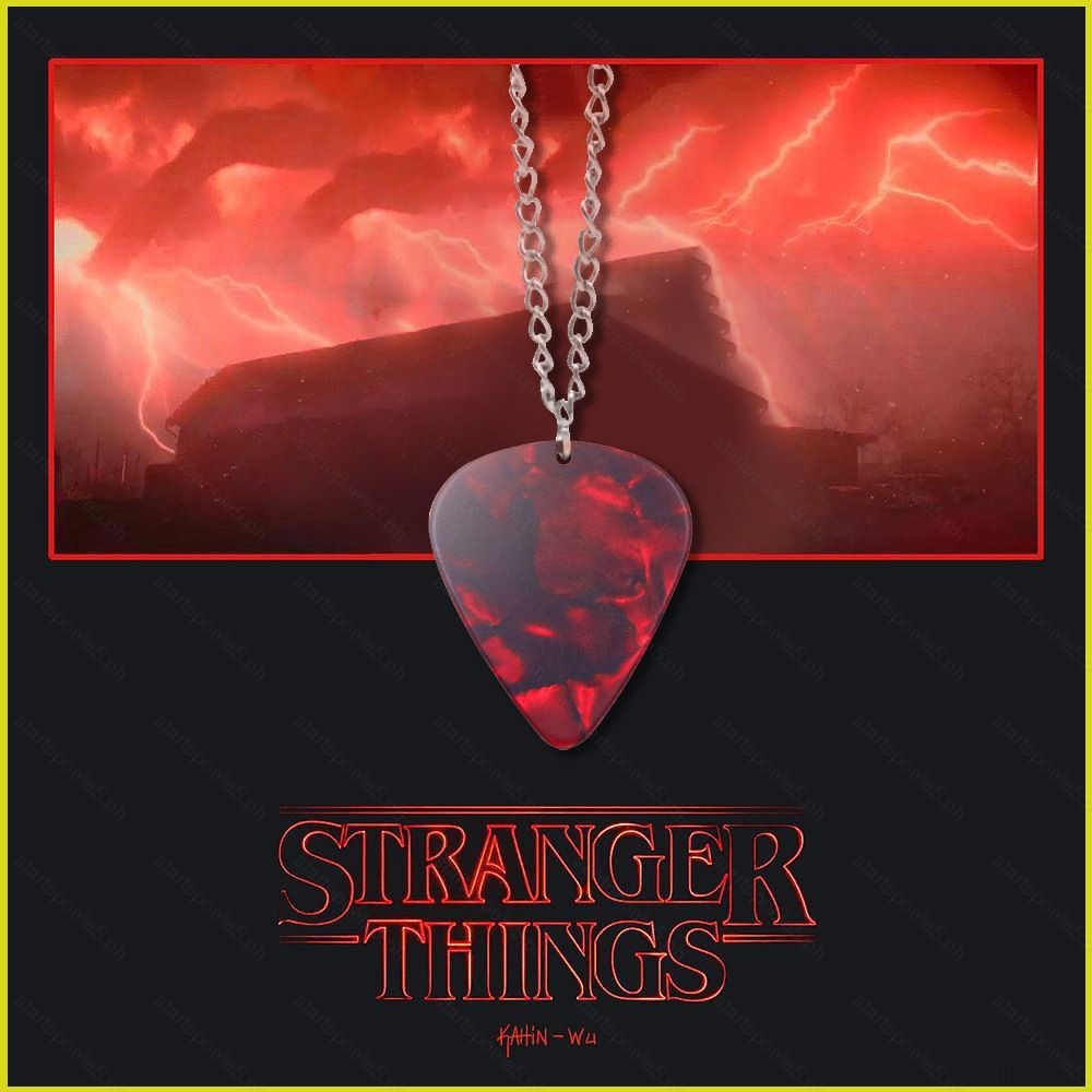 ST5 Stranger Things Season 4 Eddie Munson Guitar pick necklace จี้หัวใจสีดําและสีแดง TS5