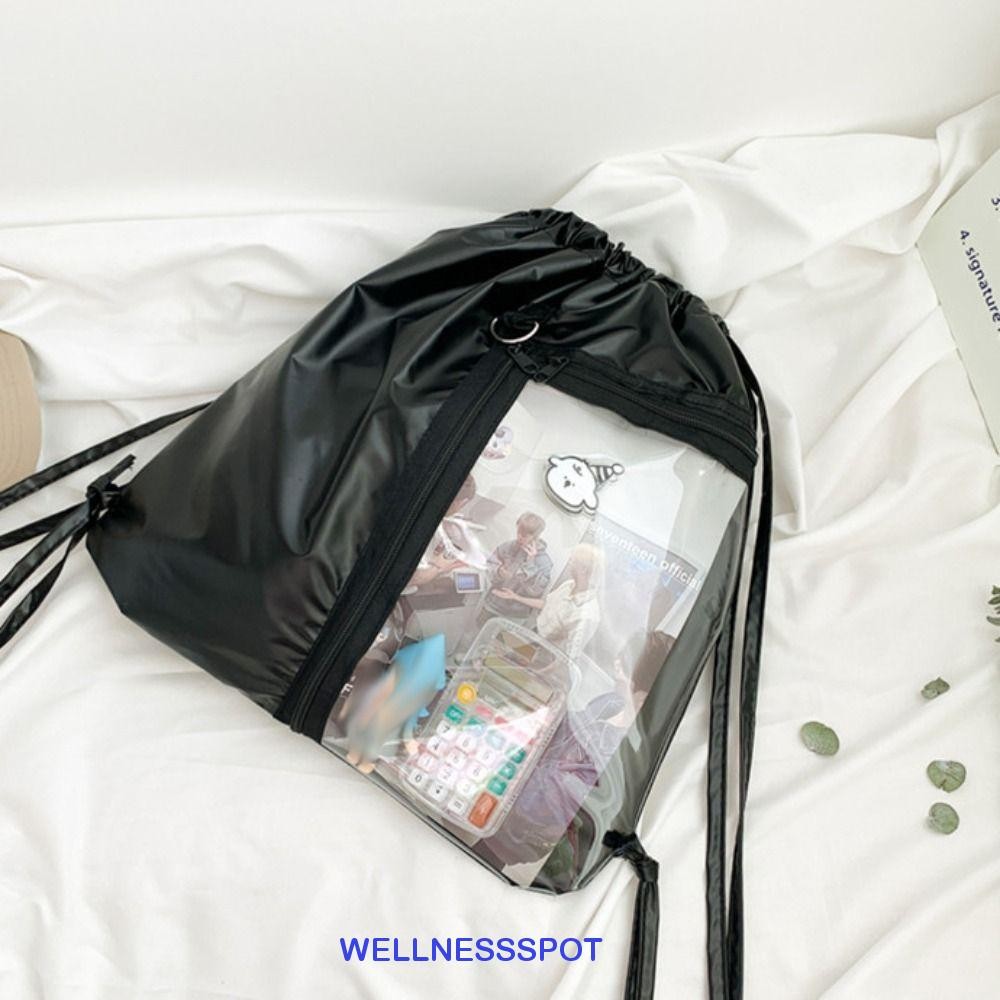 Wellnessspot สไตล์เกาหลี Itabag, กระเป๋าเป้สะพายหลังหูรูดกระเป๋าใสน้ําหนักเบา, การออกแบบแฟชั่นแบบพกพาความจุขนาดใหญ่กระเป๋าสะพาย PU สีเงินที่เก็บป้าย