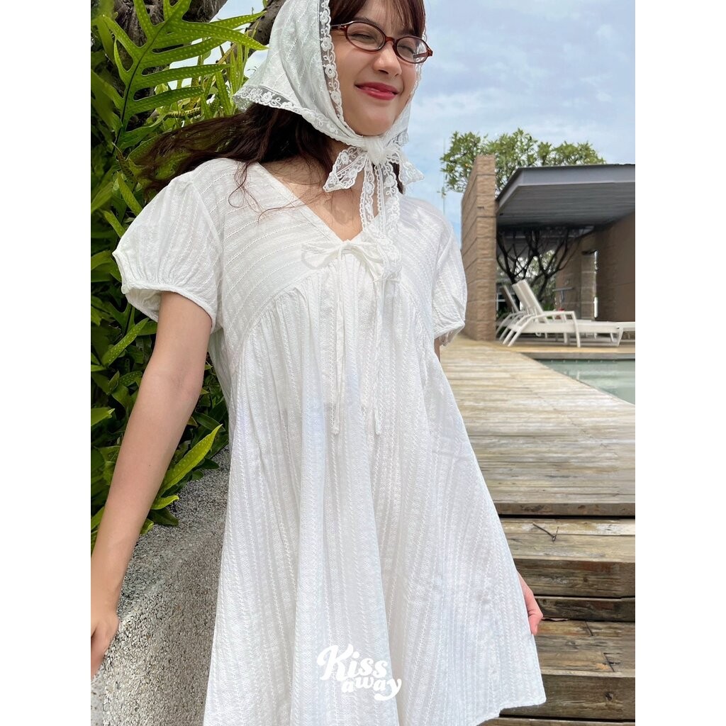 Jannis (134) เสื้อคอวี สีขาวทรงหลวม แขนพองสีขาว สวยเรียบง่าย พร้อมโบว์กลางอก ผ้าคอตตอนทอขึ้นลาย