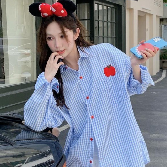 เสื้อเชิ้ตแขนยาวลายสก๊อตสีฟ้าสไตล์เกาหลีลําลองปักด้านบน