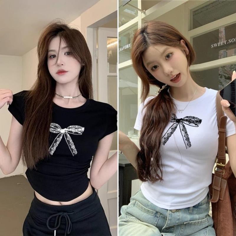 พร้อมส่ง เสื้อยืดผู้หญิง เสื้อรัดรูป ผ้ายืดรูปทรงสวย แขนสั้นพิมพ์ลายโบว์ คอกลมแฟชั่น ด้านข้างเป็นยางออกแบบจีบสาวอวบ