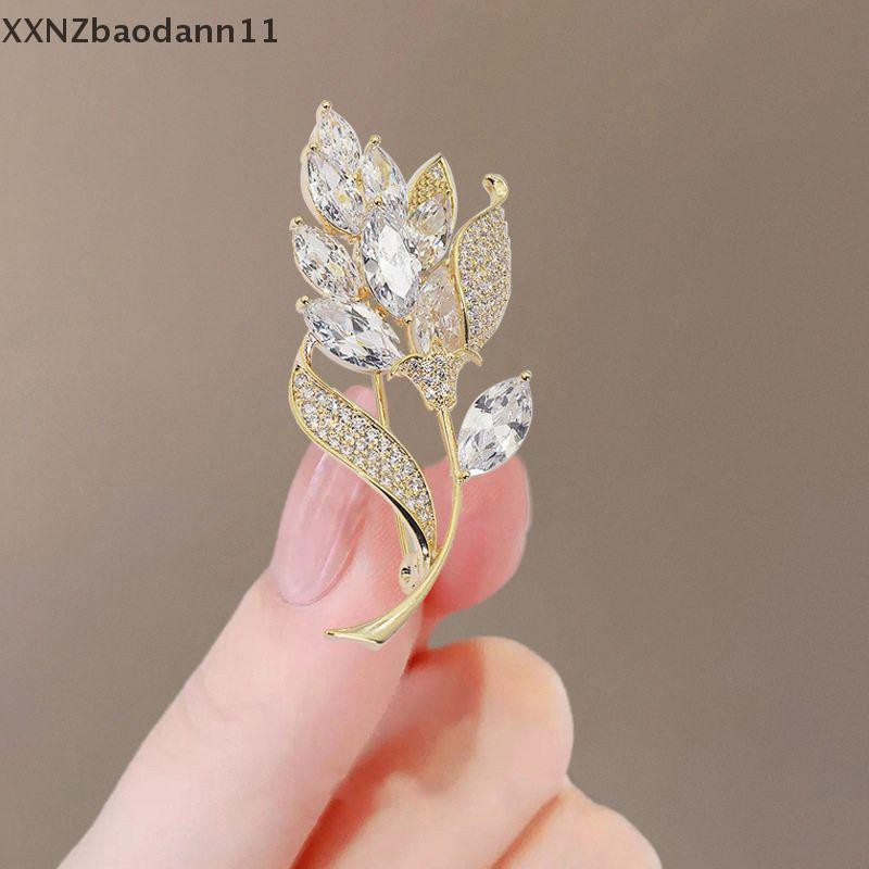 Xnz แฟชั่นที่สวยหรูดอกทิวลิปดอกไม้เข็มกลัดสําหรับผู้หญิงสาวที่สง่างามไม่ซ้ําเสื้อยกทรงอเนกประสงค์เงาเข็มกลัดเสื้อผ้าอุปกรณ์เสริมของขวัญ ฯลฯ