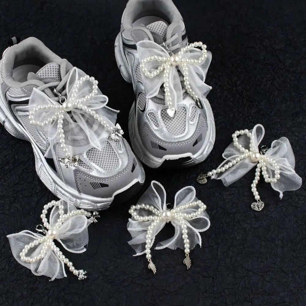 1 ชิ้นรองเท้า Laces Charms สําหรับรองเท้าผ้าใบตกแต่งผ้าไหมริบบิ้น Pearl Bow Shoelaces Charm อุปกรณ์เสริมจี้โลหะรองเท้าตกแต่ง