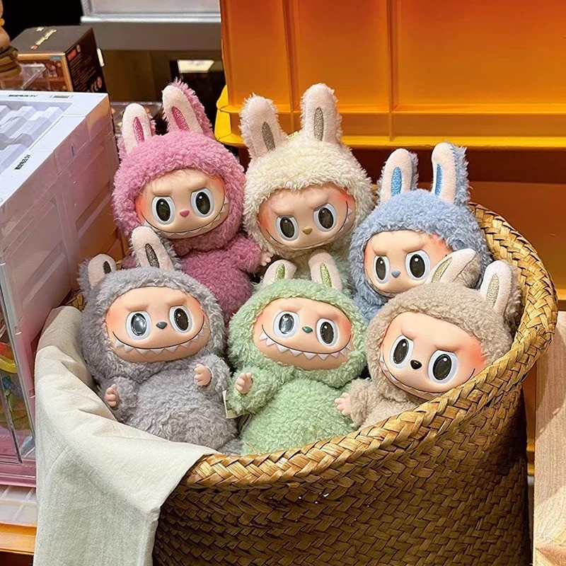อะนิเมะรูป Labubu มีที่นั่ง Series จี้ตุ๊กตาของเล่น Kawaii Monster Replica พวงกุญแจของเล่นของขวัญวันเกิด