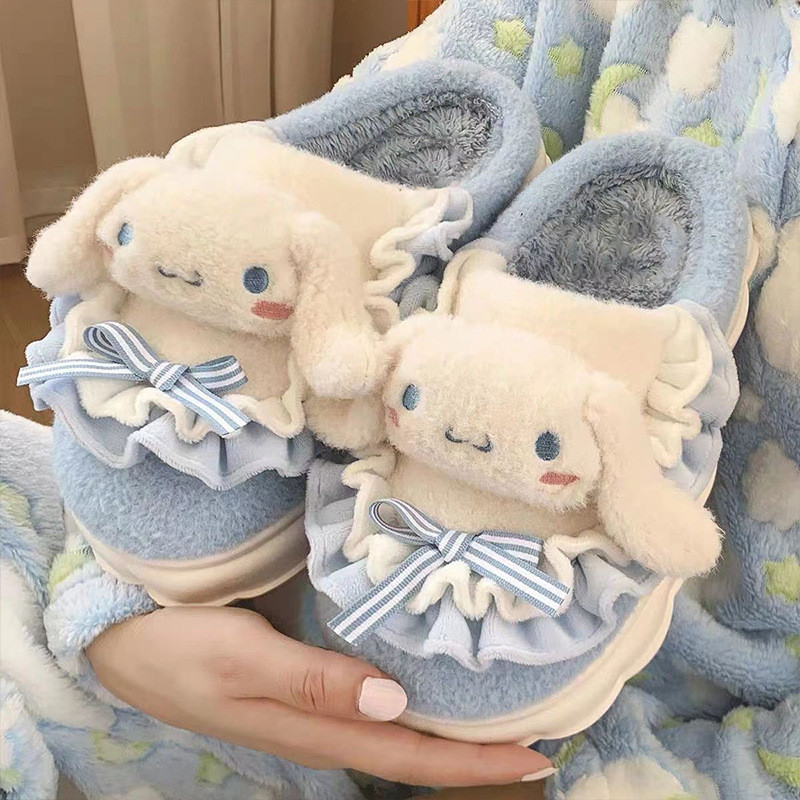 SANRIO ซานริโอ ทํานอง คุโรมิ รองเท้าแตะผ้าฝ้ายสําหรับผู้หญิง 2024 ฤดูหนาวตุ๊กตาอบอุ่นการ์ตูนรองเท้าบ้าน