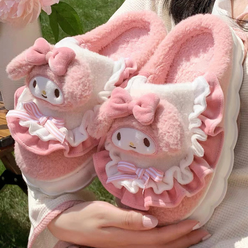 SANRIO ซานริโอ ทํานอง คุโรมิ รองเท้าแตะผ้าฝ้ายสําหรับผู้หญิง 2024 ฤดูหนาวตุ๊กตาอบอุ่นการ์ตูนรองเท้าบ้าน