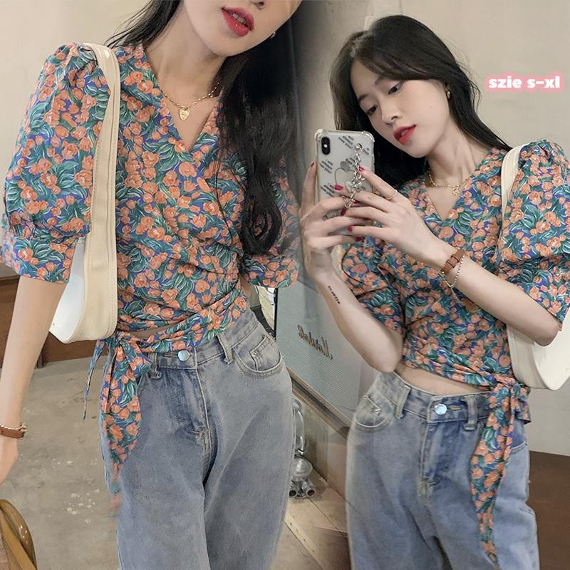 Mimi&Didi#เสื้อครอป เสื้อเชิ้ตแขนสั้นลายดอกไม้หวานฤดูร้อนแขนพองสด ดีไซน์คอวี สำหรับผู้หญิง#99057