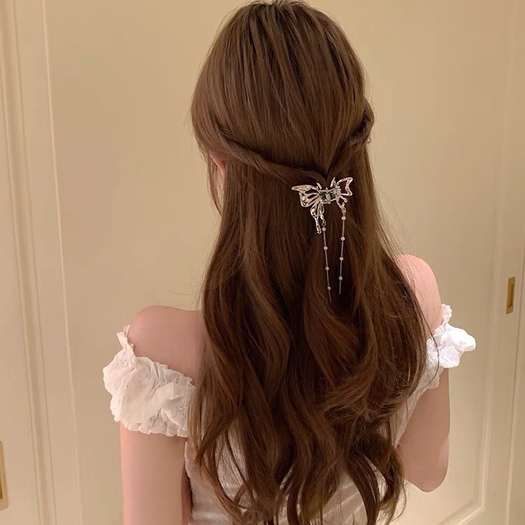 หญิงกลับหัวกลางครึ่งผูกผมผีเสื้อพู่คลิป