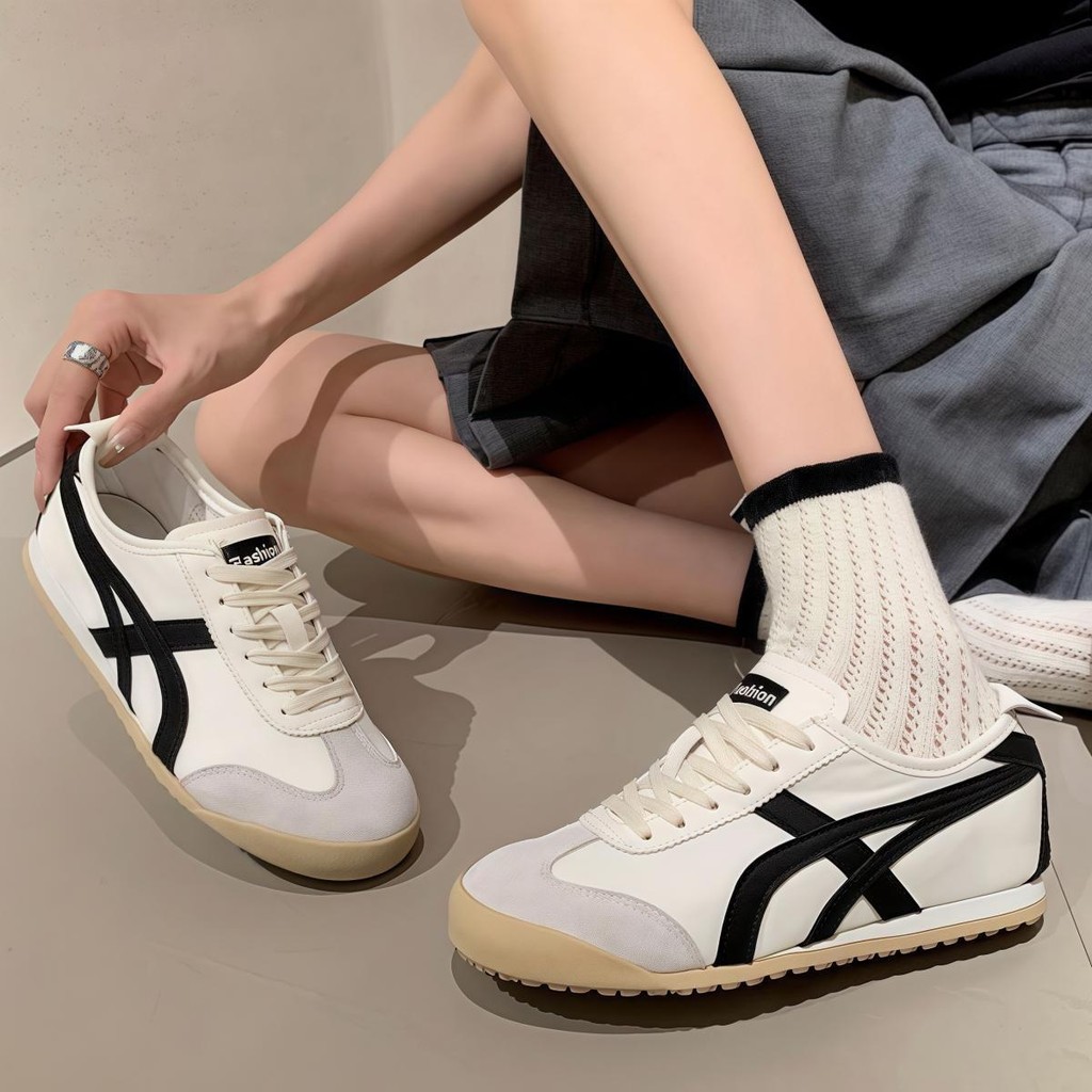 2025รูปแบบใหม่ รองเท้าผ้าใบผู้หญิง fashion หนังPU ส้นแบน รองเท้าผ้าใบลำลอง สวยมินิมอลใส่สบายมากๆคะ