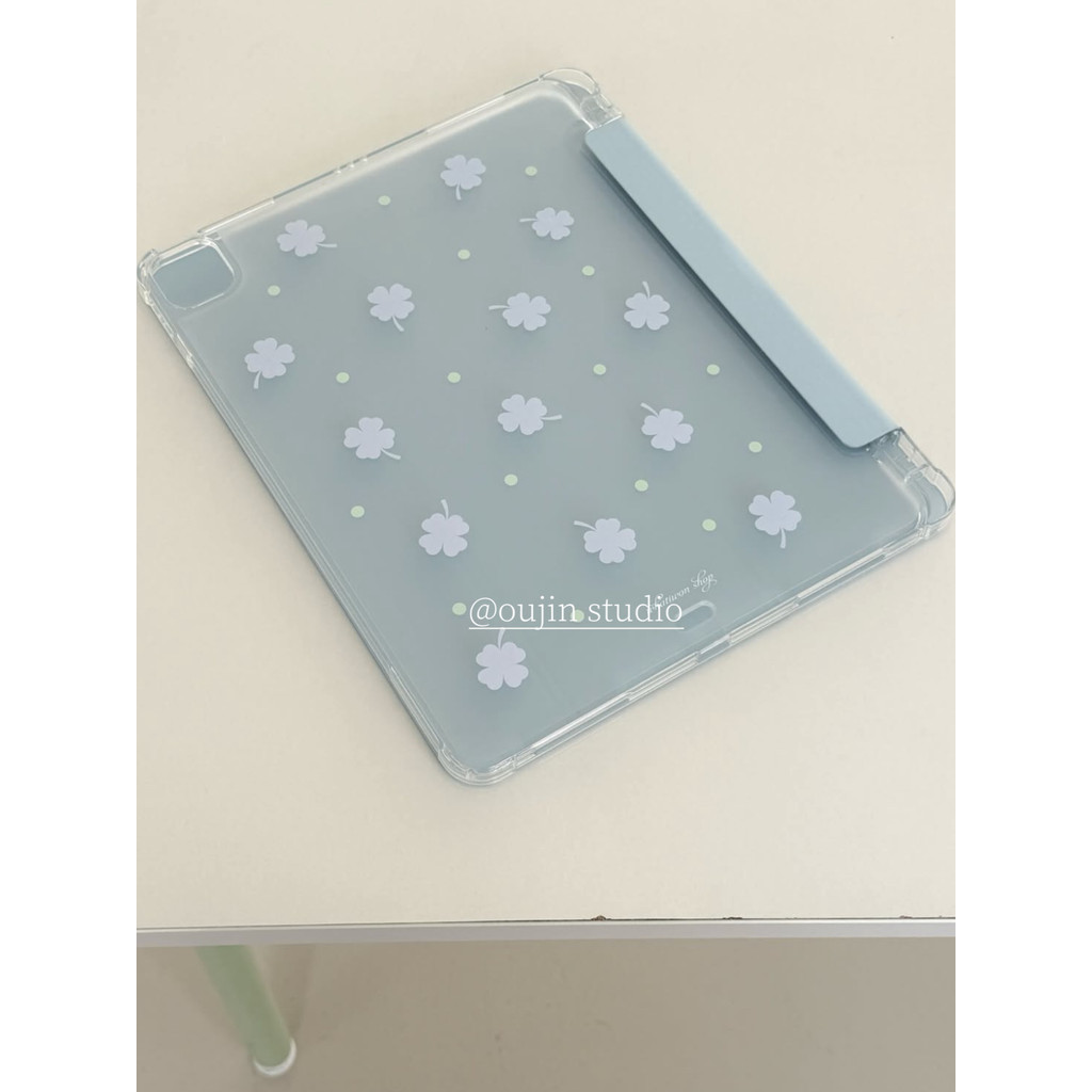 สไตล์เกาหลีins Niche Fresh Lucky Four-leaf Cloverพร้อมช่องเสียบปากกาiPad2025 แท็บเล็ตพีซีเคสป้องกันวงเล็บAir4/5/6 เคสหนังป้องกันShock-resistant Soft Caseพร้อมขายึดสไตล์หน้าสามพับ