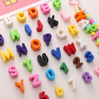 ลูกอม สี26ตัวอักษรส่วนบุคคลทําด้วยมือชื่อตัวเลขพวงกุญแจที่กําหนดเองพรรคโปรดปรานสําหรับครอบครัวของขวัญวันแม่