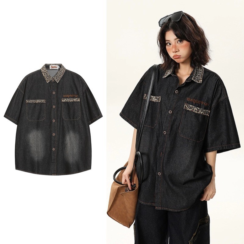 SUIKONE ซุยโคเนะ เสื้อเชิ้ตยีนส์แขนสั้นพิมพ์ลายเสือดาวย้อนยุคอเมริกันฤดูร้อนสําหรับผู้ชายและผู้หญิง