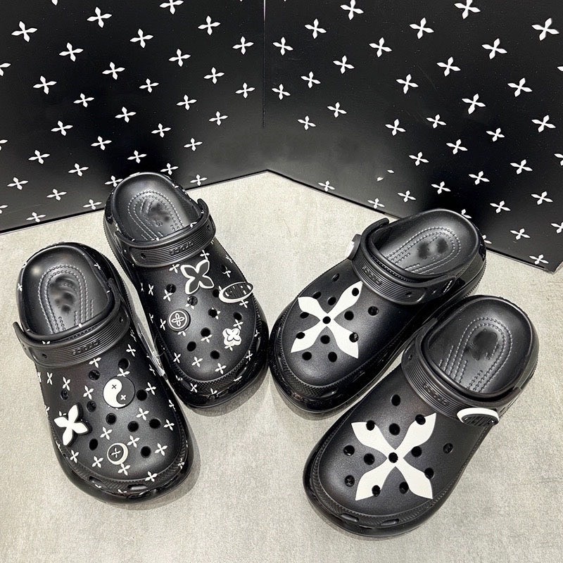 Mega crush รองเท้าแตะ unisex เข็มทิศสีดําพร้อมเครื่องราง 3 มิติ รองเท้าแตะไขว้ SMFK พร้อมพื้นรองเท้า