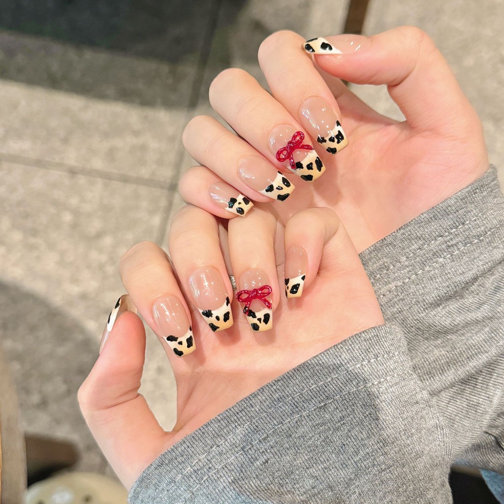 ทําด้วยมือ เสือดาวพิมพ์มือวาดสไตล์ฝรั่งเศสสามมิติโบว์สั้นสี่เหลี่ยมคางหมู/รูปไข่เล็บปลอมด้วยกาวส่องไฟเล็บกดบนเล็บนํามาใช้ใหม่กันน