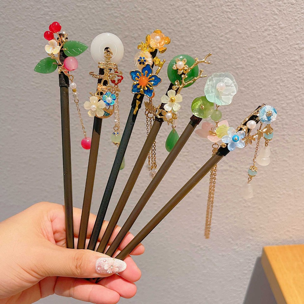 พู่โบราณกิ๊บไม้สีดําเครื่องแต่งกาย Cheongsam Hairpin Coiled ใหม่สไตล์จีนเลียนแบบ Ebony Hairpin Hanfu Headdress
