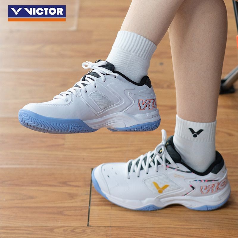 VICTOR รองเท้าแบดมินตันชายหญิง กันลื่น น้ำหนักเบา ระบายอากาศ กว้าง รองเท้าผ้าใบมืออาชีพ p9200td