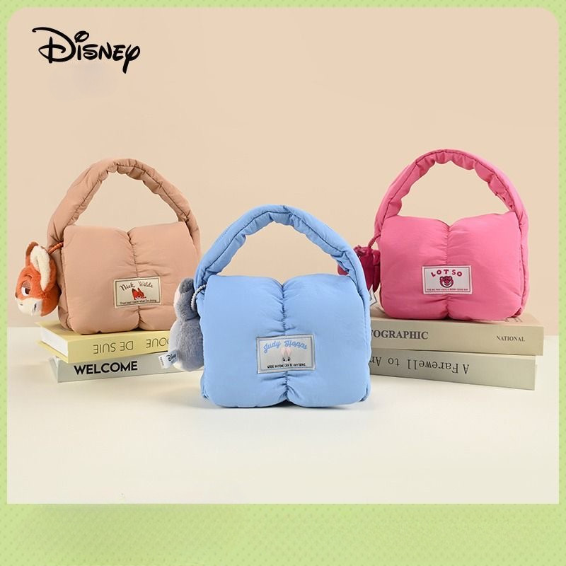 กระเป๋าสะพายข้างสุดพิเศษสําหรับแฟนๆ Disney พร้อมเสน่ห์หมีสตรอเบอร์รี่ของ Zootopias Judy Nick และ Pixar