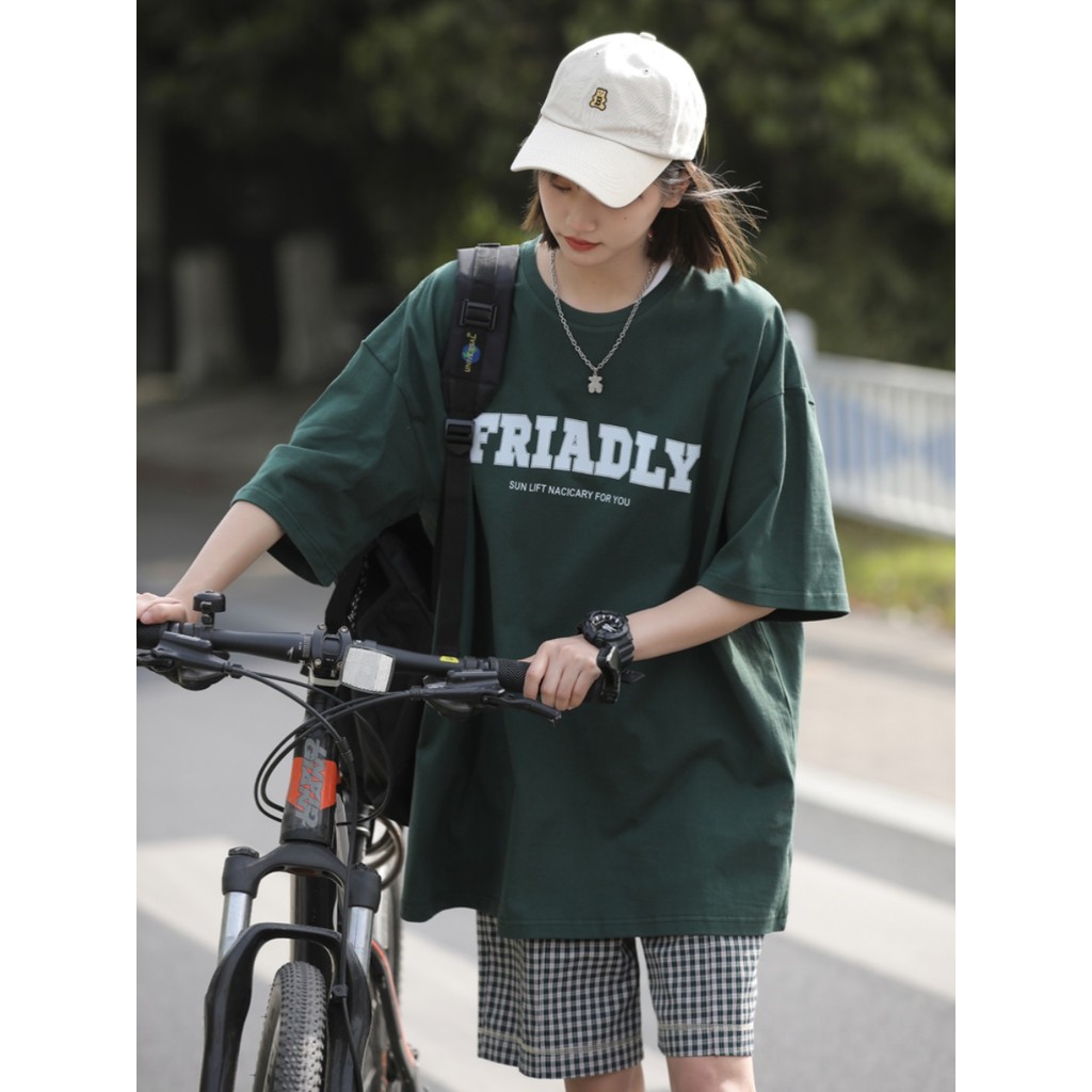 COD (จัดส่งในกรุงเทพฯ) MAO Shop เสื้อยืดสีเขียวเข้มใหม่ พิมพ์ลายโมโนแกรม oversize เสื้อยืดผู้หญิง S-3XL #56096