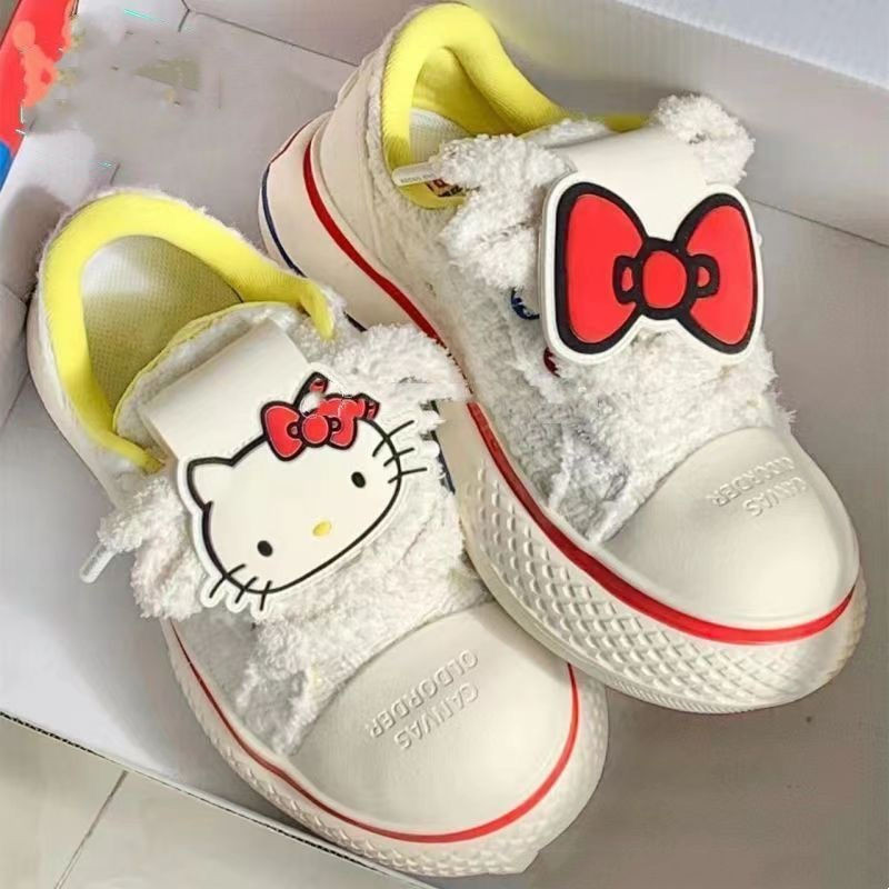 Sanrio hellokitty Joint Big Toe Shoes ทนต่อการสึกหรอรองเท้าผ้าใบหนาSoledน้ําหนักเบาRetro Nicheรองเท้าลําลองT
