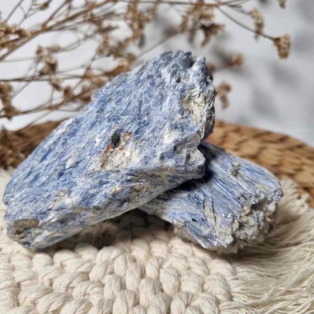 Kyanite สีฟ้าดิบพร้อมคริสตัลควอตซ์