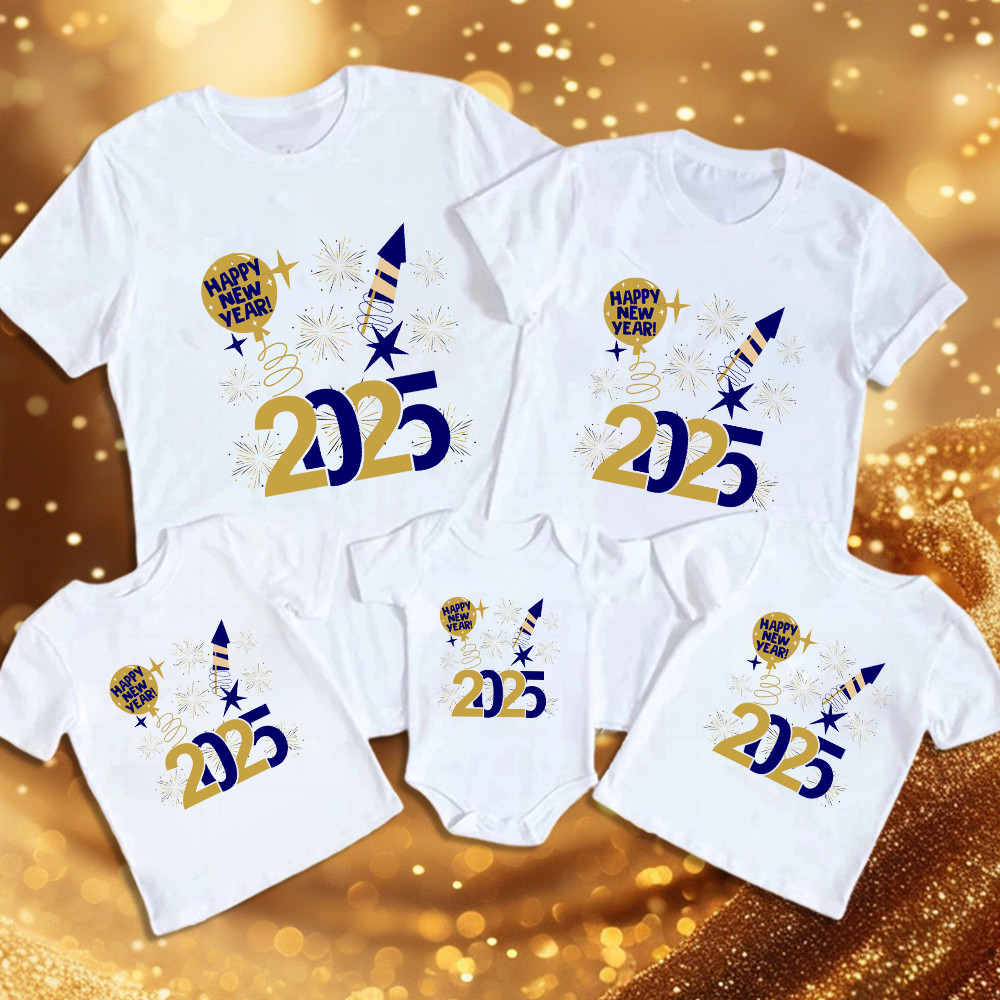 สวัสดีปีใหม่2025 พิมพ์ชุดเสื้อครอบครัววันเสื้อผ้าสีขาวปีใหม่พ่อแม่เด็กเด็กครอบครัวจับคู่เสื้อยืดเด็กแขนสั้น ชุดรอมเปอร์