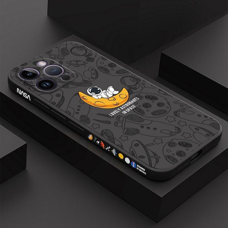 เคส iPhone 14 Pro Max สีทึบ iPhone 15 Pro Max / 16 Pro Max ภาพประกอบอวกาศ เคสโทรศัพท์นักบินอวกาศ XTKR