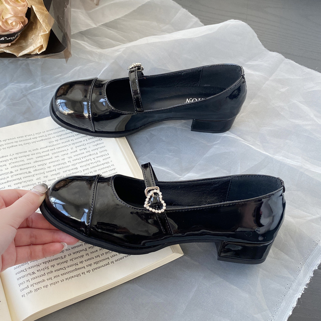 รองเท้าหนังส้นหนาสีแดงสไตล์เรโทร รองเท้า Mary Janes หนังสิทธิบัตรหัวกลมสไตล์ฝรั่งเศส