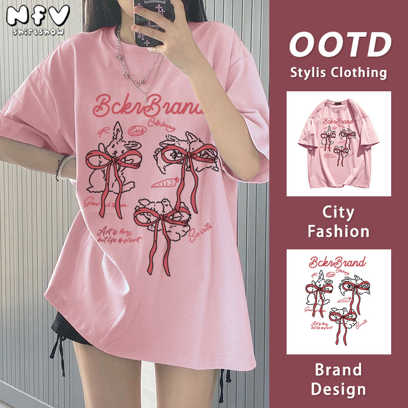 NFV เสื้อยืดแฟชั่นสไตล์เกาหลี ผ้าฝ้าย 100% ลายโบว์ เหมาะสำหรับสาวอวบ แขนสั้น โอเวอร์ไซซ์ เนื้อนุ่ม ใส่สบาย วินเทจ ใส่แล้วดูผอม YG1357