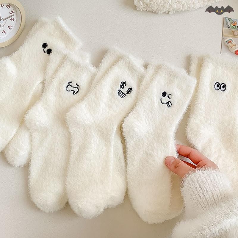 [PE] 1 คู่ Cozy Hairy Mink กํามะหยี่ถุงเท้าผู้หญิงฤดูใบไม้ร่วงฤดูหนาวร้านขายชุดชั้นใน Thicken Warm Sleep เตียงชั้นบ้านปุยสีขาว Graffiti ถุงเท้า TH