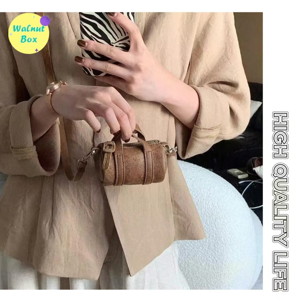 2024 ฤดูใบไม้ร่วงสไตล์ใหม่ Retro สีน้ําตาล Mini ประณีต Niche Messenger กระเป๋า High-End Travel กระเป๋าสะพายทรงกระบอกขนาดเล็ก