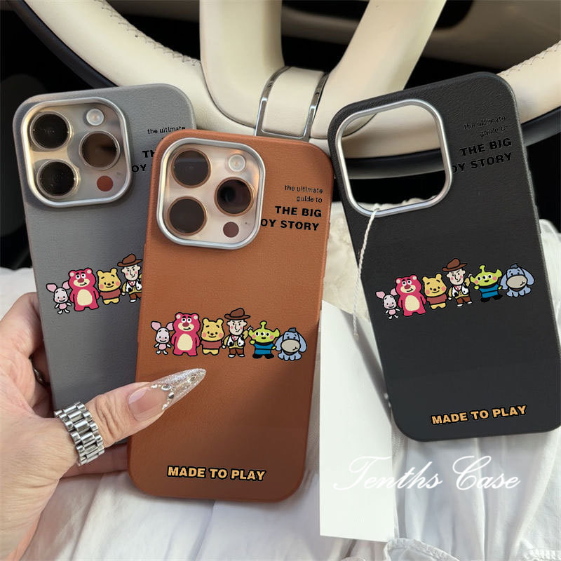 ใช้งานร่วมกับสําหรับ IPhone 16 11 15 14 13 12 Pro Max Xs X Xr ของเล่น Bazz สตรอเบอร์รี่หมี Maillard หรูหราธรรมดาหนังรูปแบบเลนส์ชุบกรอบเคสโทรศัพท์ปกอ่อน