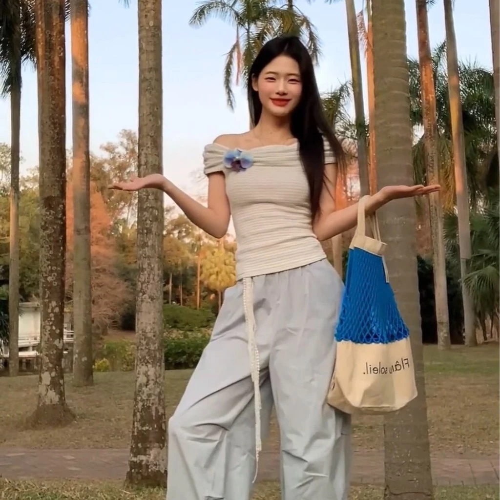 เสื้อยืดผู้หญิงเปิดไหล่แขนกุดลายดอกไม้ thumbnail 6
