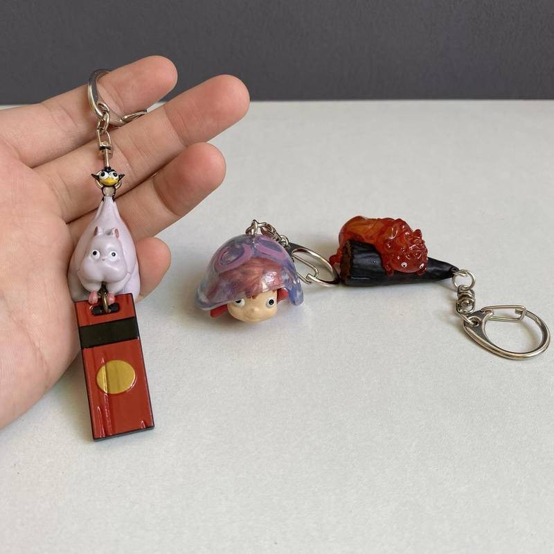【โปรโมชั่นราคาพิเศษ】ของแท้สินค้าจํานวนมากพวงกุญแจ Ponyo Mouse Young Master Is Winding Hal Kasifa เครื่องประดับของเล่นสนุกประณีตน่ารักที่ไม่ซ้ํากันตุ๊กตาตุ๊กตาปีใหม่ปีใหม่ Influencer ของขวัญแลกเปลี่ยนตุ๊กตา
