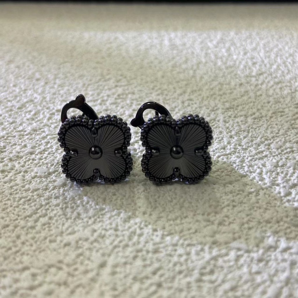 Vc & A Black Laser Four-Leaf Clover ต่างหูหญิงอารมณ์ Retro Light หรูหราทั้งหมด-