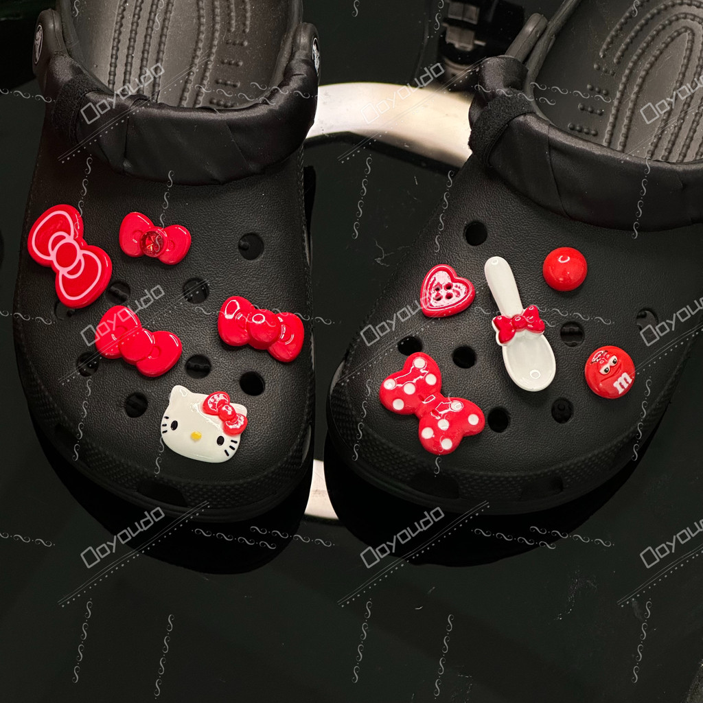 ขายร้อน Red Series Ribbon/Star/KT Cat/Love/Apple Croc Jibitz INS Charm ปุ่ม DIY อุปกรณ์เสริมสําหรับหัวเข็มขัดรองเท้าอุปกรณ์เสริมตกแต่ง
