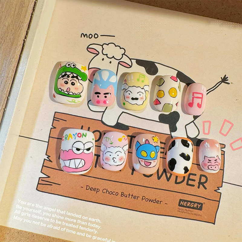 Crayon Shin-Chan รุ่นสั้นสวมใส่การ์ตูนทำด้วยมือน่ารักแพทช์เล็บสไตล์เดียวกันสำหรับนักเรียนอายุ8-18ปี