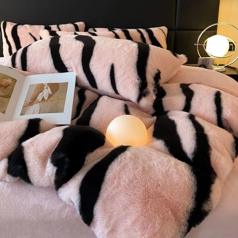 ชุดเครื่องนอนหรูหราขนกระต่ายหนา ผ้าคลุมเตียงกำมะหยี่นม 4 ชิ้น ผ้าคลุมเตียงกำมะหยี่สองด้าน ผ้าปูที่นอน ผ้าฟลีซคอรัล