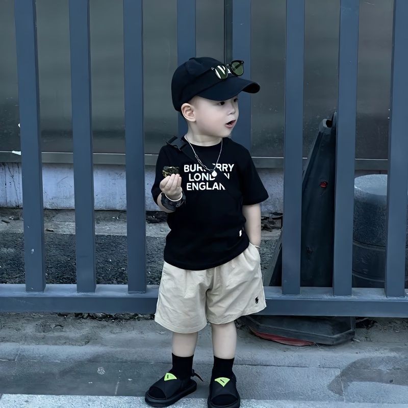 ชุดฤดูร้อนใหม่สำหรับเด็กผู้ชาย เสื้อยืดแขนสั้นและกางเกงขาสั้นลายตัวอักษร ชุดสองชิ้นสำหรับเด็ก