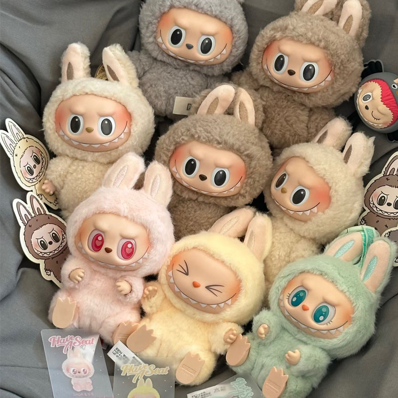 Labubu Macaron กล่องตาบอดของเล่นตุ๊กตาที่น่าตื่นเต้น Macaron ไวนิล Face Labubu มีที่นั่ง V2 พวงกุญแจ Pendent